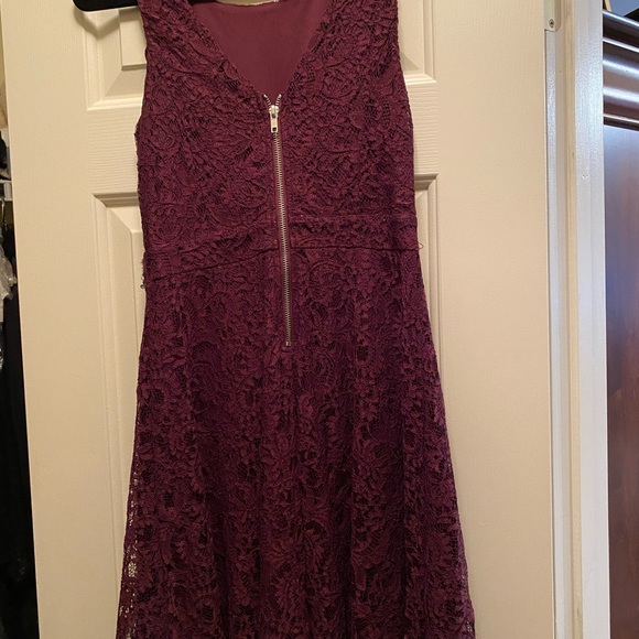 Speechless dress. Burgundy and lace overlay - Picture 2 of 2